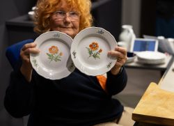Meissen Mai 2026 Frau zeigt bemalte Teller mit Blumendesign