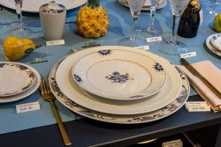 Meissen Mai 2026 Elegantes Geschirrset mit blauen Details auf edel gedecktem Tisch