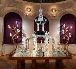 Meissen Mai 2026 Porzellaninstallation im Museum mit dekorativen Skulpturen