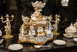 Meissen Mai 2026 Barock-Porzellanskulptur in kunstvoller Detailarbeit mit goldenen Verzierungen
