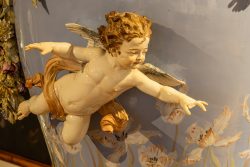 Meissen Mai 2026 Engelstatue mit Flügeln in einer floralen Kulisse auf Porzellan