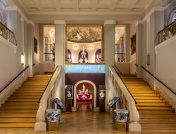 Meissen Mai 2026 Elegantes Museuminterieur mit Doppeltreppe und Statuen, markiert 100 Jahre Berlin Sculptures
