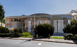 Meissen Mai 2026 Moderne Gebäudearchitektur in Chemnitz mit Glasfassade