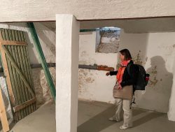 Meissen Mai 2026 Person inspiziert alten Kellerraum mit Rohrleitungen und Holztür