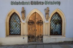 Meissen Mai 2026 Historische Weinkelterei mit gotischen Fenstern in Dürnstein