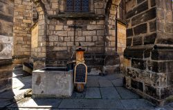 Meissen Mai 2026 Historischer Brunnen neben alter Steinmauer in einem Stadtzentrum