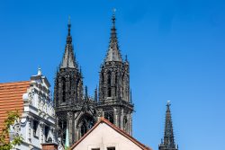 Meissen Mai 2026 Meißner Domtürme über historischen Gebäuden bei blauem Himmel