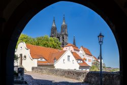 Meissen Mai 2026 Blick auf Meißner Albrechtsburg mit roten Dächern unter blauem Himmel