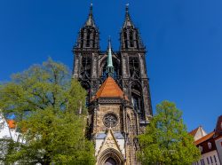 Meissen Mai 2026 Ansicht des spätgotischen Doms zu Meißen vor klarem blauen Himmel