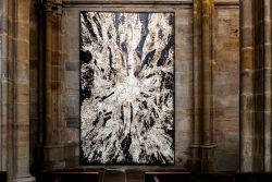 Meissen Mai 2026 Abstraktes Kunstwerk in historischer Kirche mit dunklen und hellen Farbspritzern