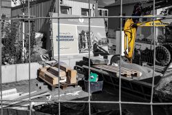 Meissen Mai 2026 Baustelle für altersgerechten, barrierefreien Wohnraum mit Bagger und Baumaterialien