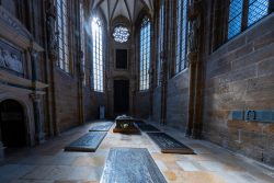 Meissen Mai 2026 Historische Grabstätte mit gotischer Architektur und Buntglasfenstern in einer Kirche