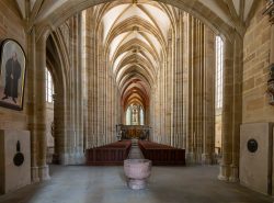 Meissen Mai 2026 Innenansicht der gotischen Kirche mit hohen Gewölbedecken und Altar