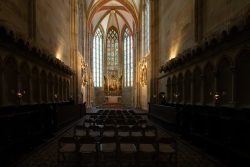 Meissen Mai 2026 Gotische Kirche mit Buntglasfenster und Altar im Innenraum