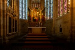 Meissen Mai 2026 Gotische Kirche in Deutschland mit bunten Buntglasfenstern und Altar