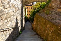 Meissen Mai 2026 Historische Steintreppe in Altstadt mit Blick auf gelbes Gebäude