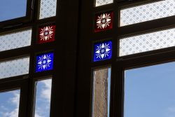 Meissen Mai 2026 Buntes Fensterglas mit blauem Himmel und dekorativem Muster