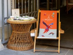 Meissen Mai 2026 Meissen Shop Eingang mit Werbebanner und Tee-Service