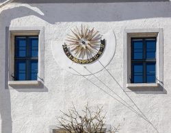 Meissen Mai 2026 Sonnenuhr an einem weißen Gebäude zwischen zwei Fenstern