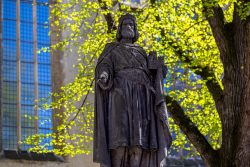 Meissen Mai 2026 Mittelalterliche Statue eines Herrschers vor einer Kirche im Frühling