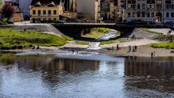 Meissen Mai 2026 Brücke über Fluss in einer deutschen Stadt mit Menschen am Ufer