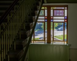 Meissen Mai 2026 Treppenhaus mit buntem Glasfenster in einem Altbau