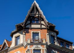 Meissen Mai 2026 Historische Backsteinvilla mit verzierter Fassade und Giebeldach