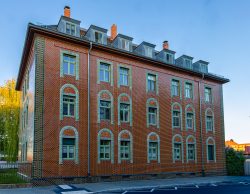 Meissen Mai 2026 Historisches Mehrfamilienhaus aus rotem Backstein mit grünen Fenstern