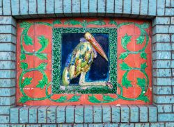 Meissen Mai 2026 Mosaikfliese mit buntem Storchenmotiv und grünen Blättern