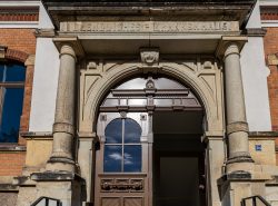 Meissen Mai 2026 Historisches Gebäude des Arnoltschen Krankenhauses mit Eingangsportal