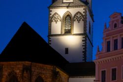 Meissen Mai 2026 Gotische Kirche im Abendlicht mit beleuchteter Kirchturm und blauer Himmel