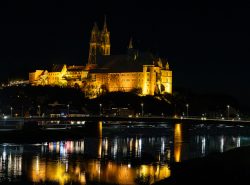 Meissen Mai 2026 Beleuchtetes Schloss bei Nacht in Meißen mit Elbe Spiegelung