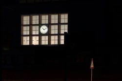 Meissen Mai 2026 Beleuchtetes Uhrenturmfenster nachts mit Verkehrsschild davor