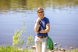 Meissen Mai 2026 Frau steht am Flussufer mit Sonnenbrille und blauem T-Shirt