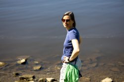 Meissen Mai 2026 Frau am Flussufer mit Sonnenbrille und blauem T-Shirt