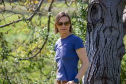Meissen Mai 2026 Frau mit Sonnenbrille posiert im Freien neben Baum