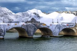 Paris Juni 2026 Pont Neuf mit Kunstinstallation von Christo in Paris verhüllt