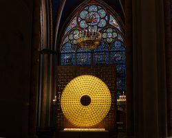 Paris Juni 2026 Goldener Altar in einer gotischen Kathedrale mit bunten Glasfenstern