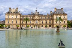 Paris Juni 2026 Luxemburger Schloss mit Garten und Teich in Paris