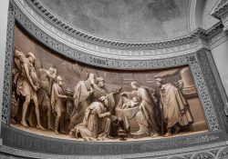 Paris Juni 2026 Renaissance-Relief mit religiöser Szene in historischer Kapelle