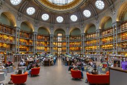 Paris Juni 2026 Innenansicht der großen, historischen Bibliothek mit Lesebereich