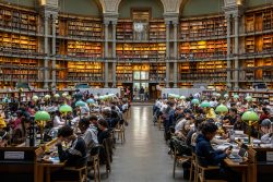 Paris Juni 2026 Historische Bibliothek mit Lesesaal voller Studenten
