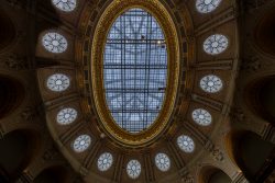 Paris Juni 2026 Verziertes ovales Glasdach in einem historischen Gebäude