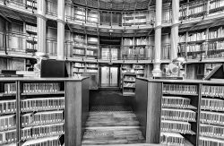 Paris Juni 2026 Historische Bibliothek mit Rundbalkonen und Büchern