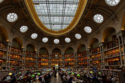 Paris Juni 2026 Innenansicht einer großen, historischen Bibliothek mit Glaskuppel und Lesern
