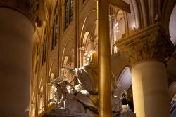 Paris Juni 2026 Statue in der Kathedrale mit bunten Glasfenstern und Säulen