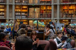 Paris Juni 2026 Lesesaal in einer Bibliothek voller Menschen beim Studieren und Lesen