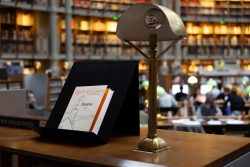 Paris Juni 2026 Buch von Saint-Exupéry in einer Bibliothek mit Leselampen