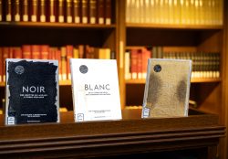 Paris Juni 2026 Drei Bücher über Pierre Soulages in einer Bibliothek vor Bücherregalen