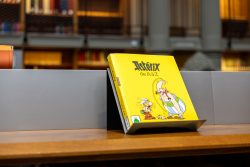 Paris Juni 2026 Asterix de A bis Z Buch in einer Bibliothek